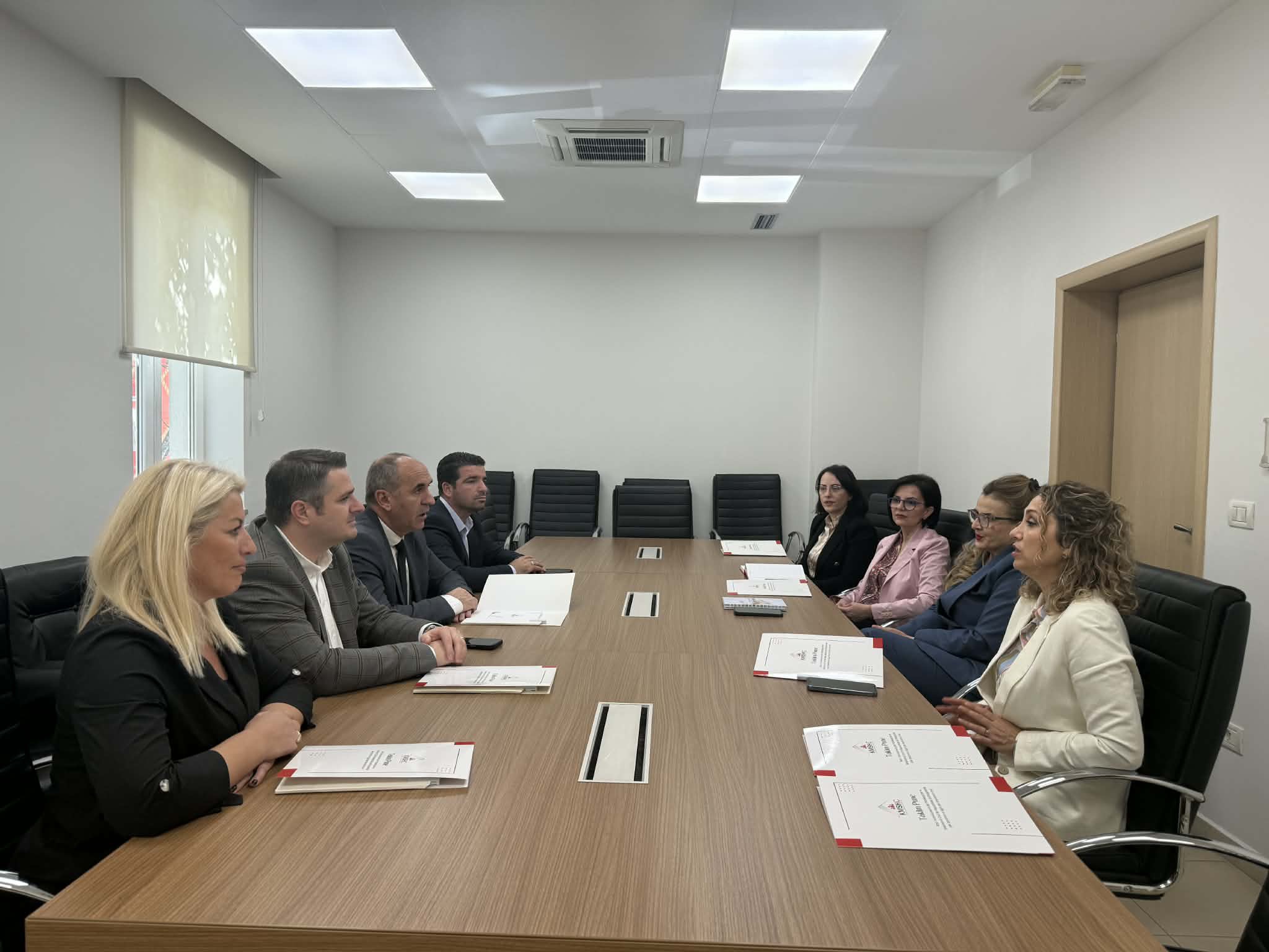 Predsednik Mehmeti sastao se s predstavnicima Poverenika civilne službe u Tirani